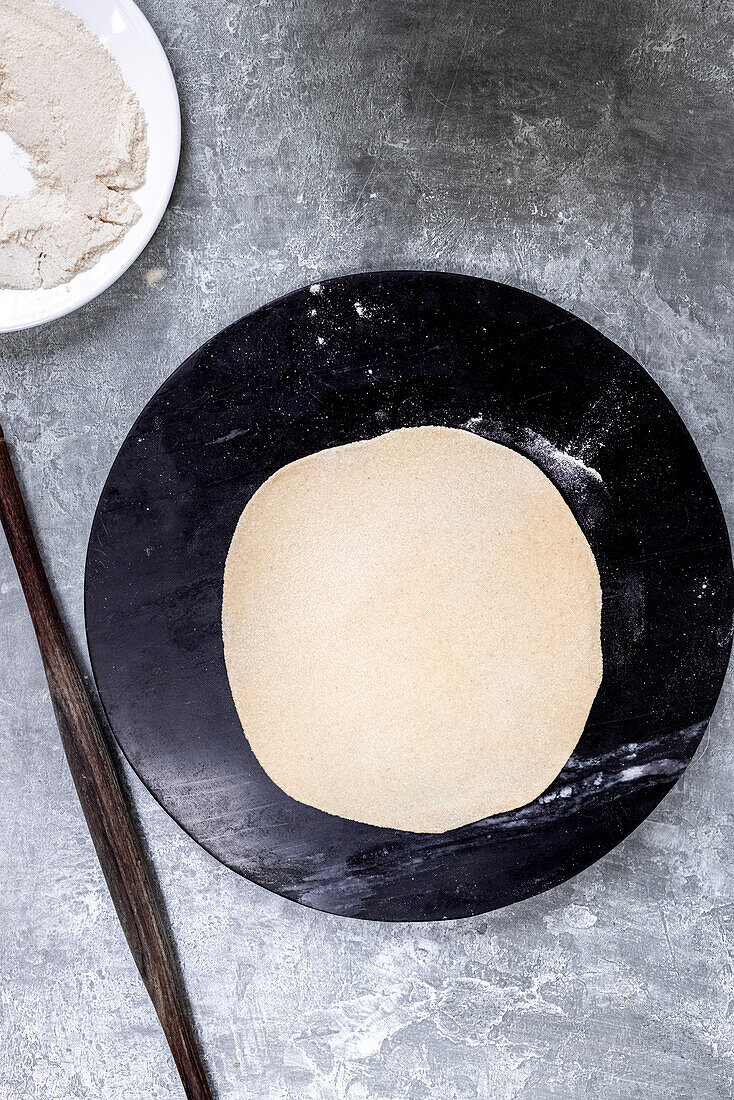 Schritte zur Herstellung von Chapati-Teig