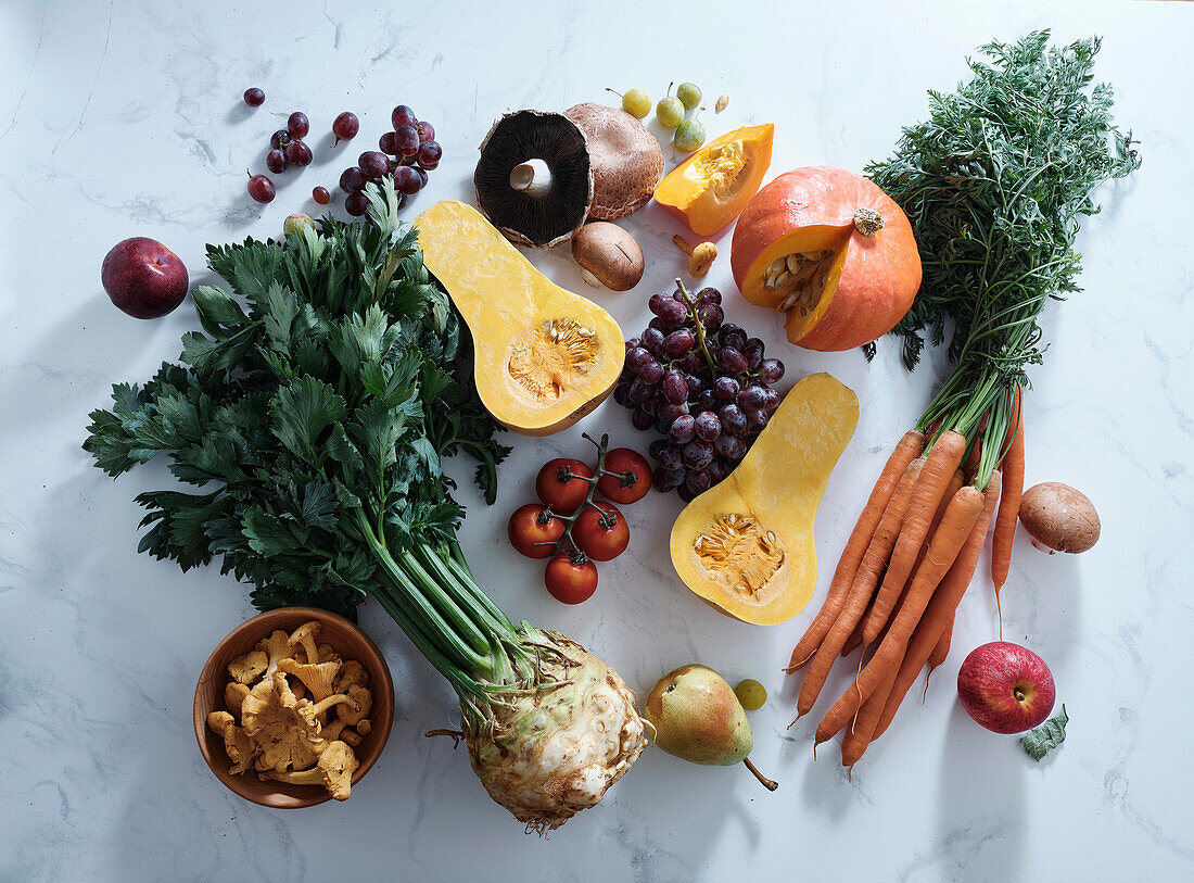 Gesundes vegetarisches Essen der Saison. Flache Platte mit Herbstgemüse, Obst und Pilzen vom örtlichen Markt. Vegane Zutaten