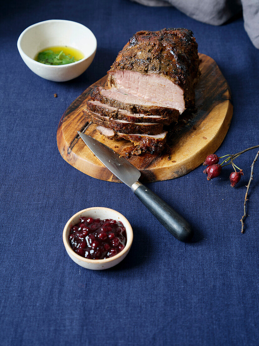 Langsam gebratenes Schweinefleisch auf blauem Hintergrund