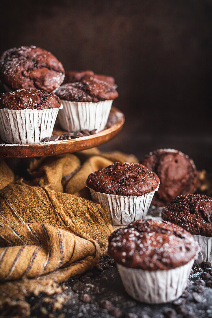 Hausgemachte Schokoladenmuffins mit Cholcolat-Chips in einer rustikalen Küche
