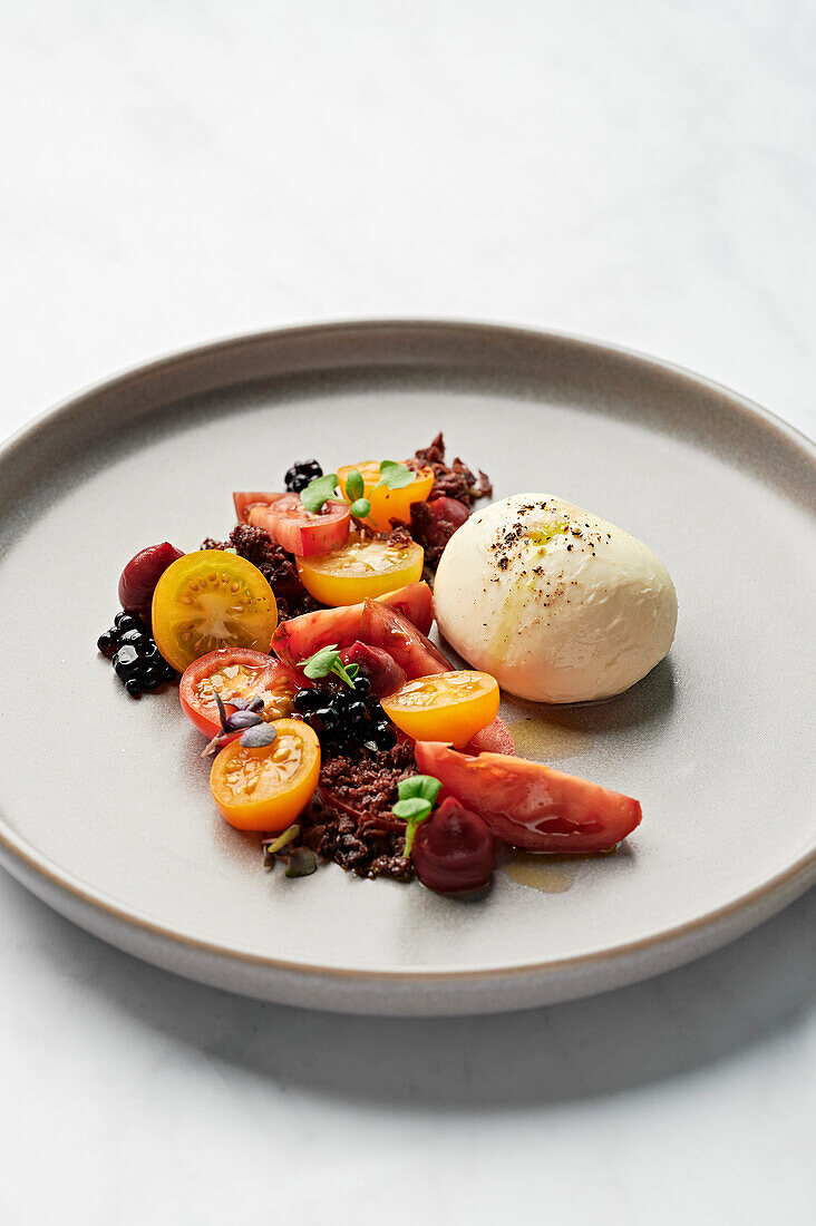 Burrata, Heirloom-Tomaten, Balsamico-Kaviar, Kirschenpüree, Oliven- und Cornichonboden