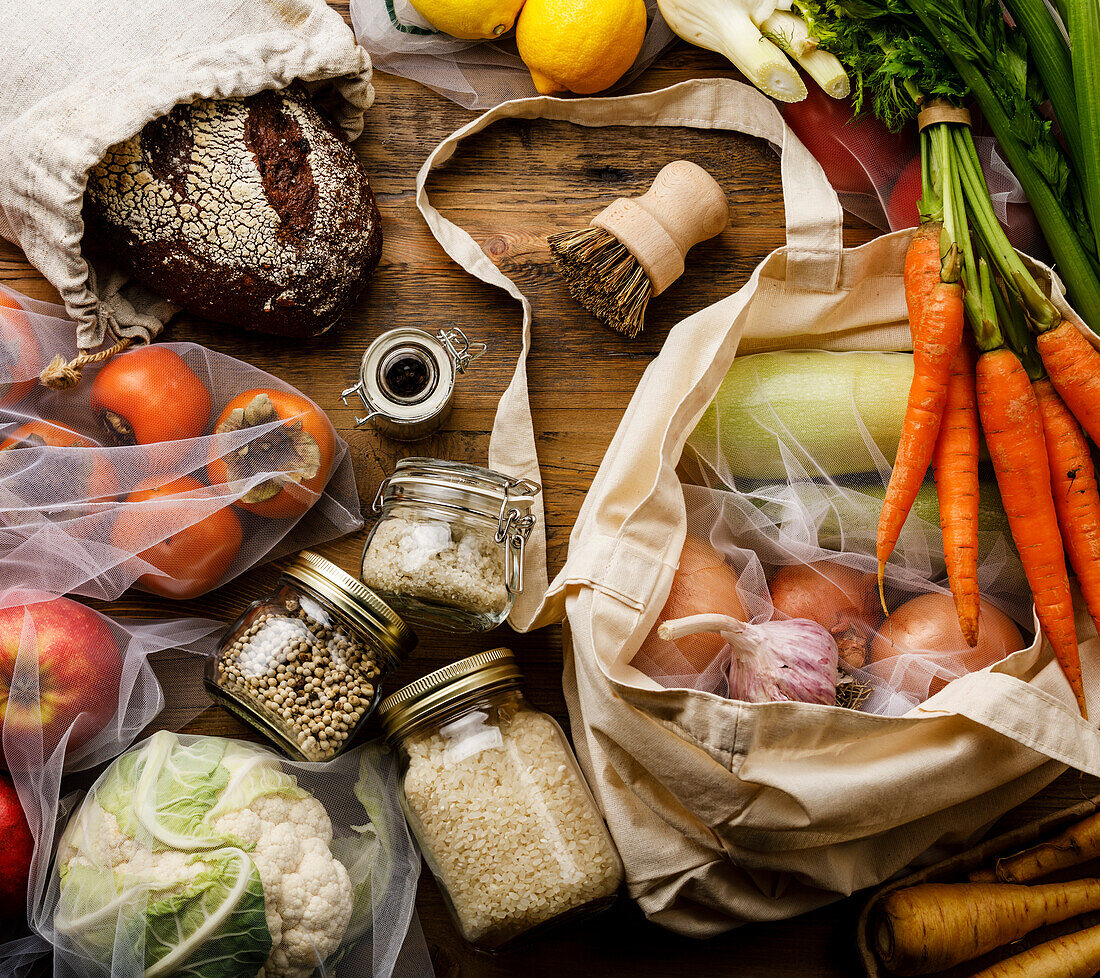 Gesundes Essen Clean Eating Auswahl an Obst und Gemüse Umweltfreundliche Verpackung Wiederverwendbare Tasche Plastikfrei Zero Waste Lifestyle