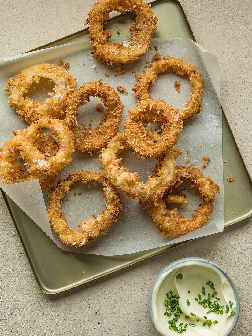 Knusprig frittierte Zwiebelringe mit Dip-Sauce