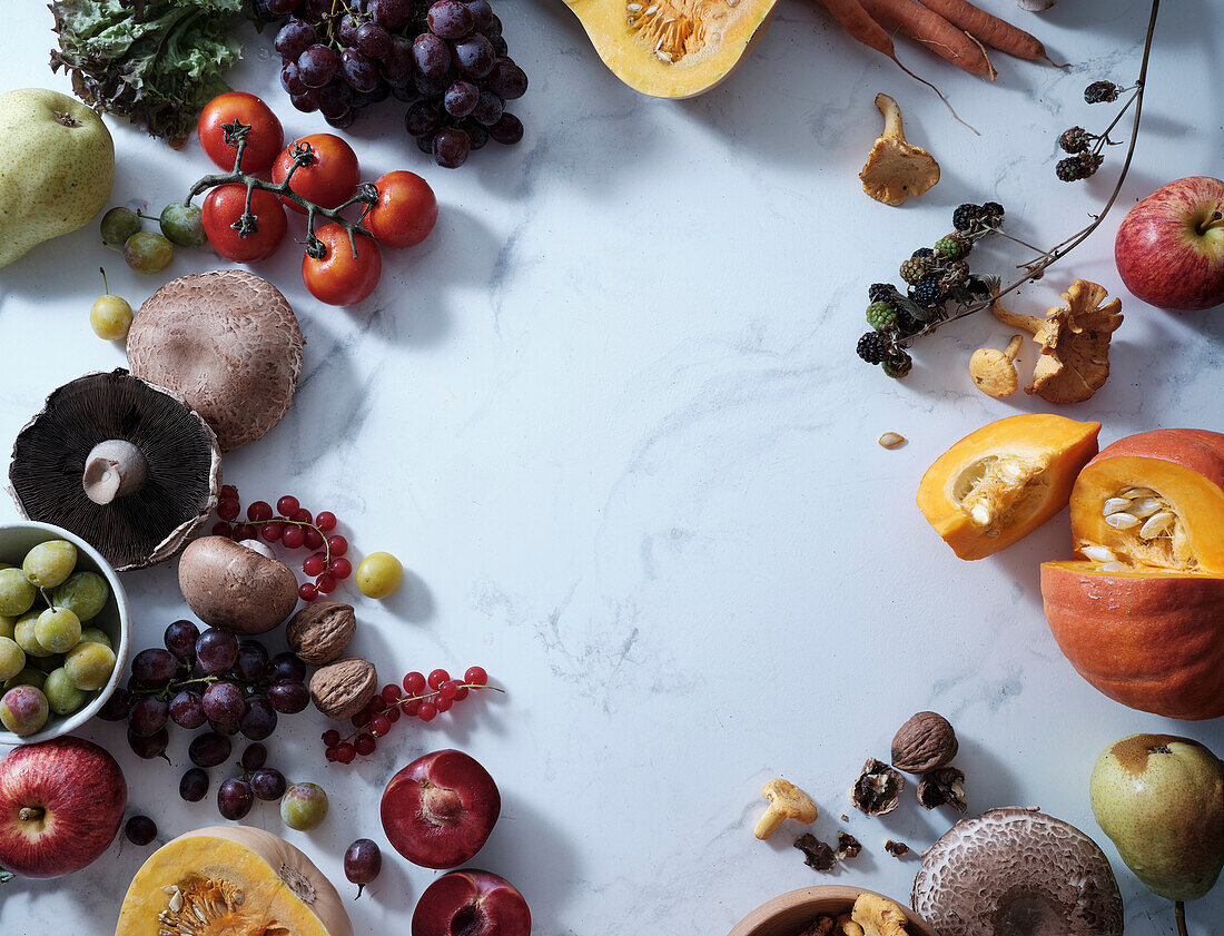 Gesundes vegetarisches Essen der Saison. Flache Platte mit Herbstgemüse, Obst und Pilzen vom örtlichen Markt mit Textfeld. Vegane Zutaten