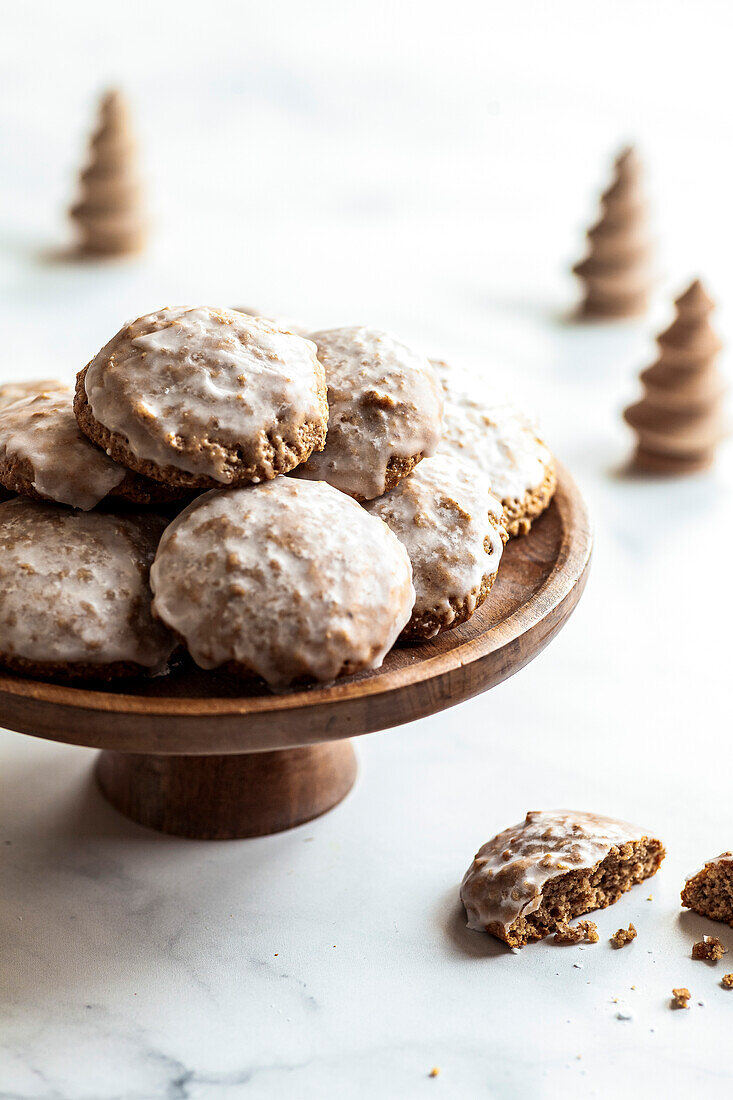 Deutsche Lebkuchen-Plätzchen auf einer Holzkuchenplatte