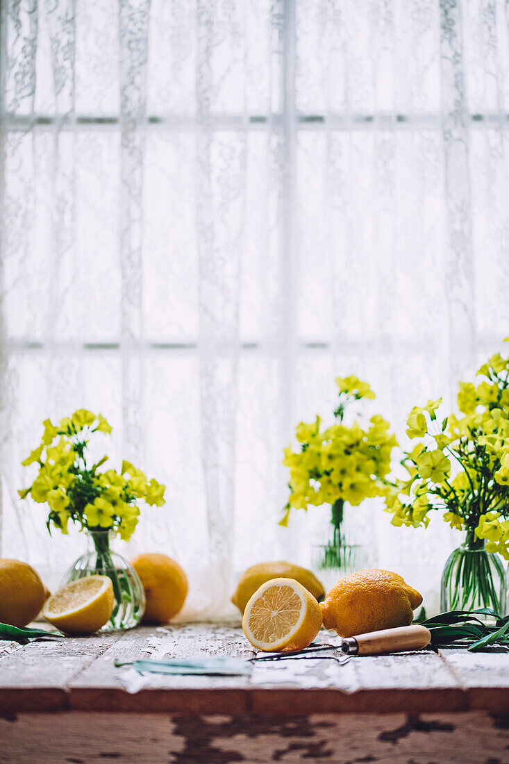 Zitronen auf einem Holztisch