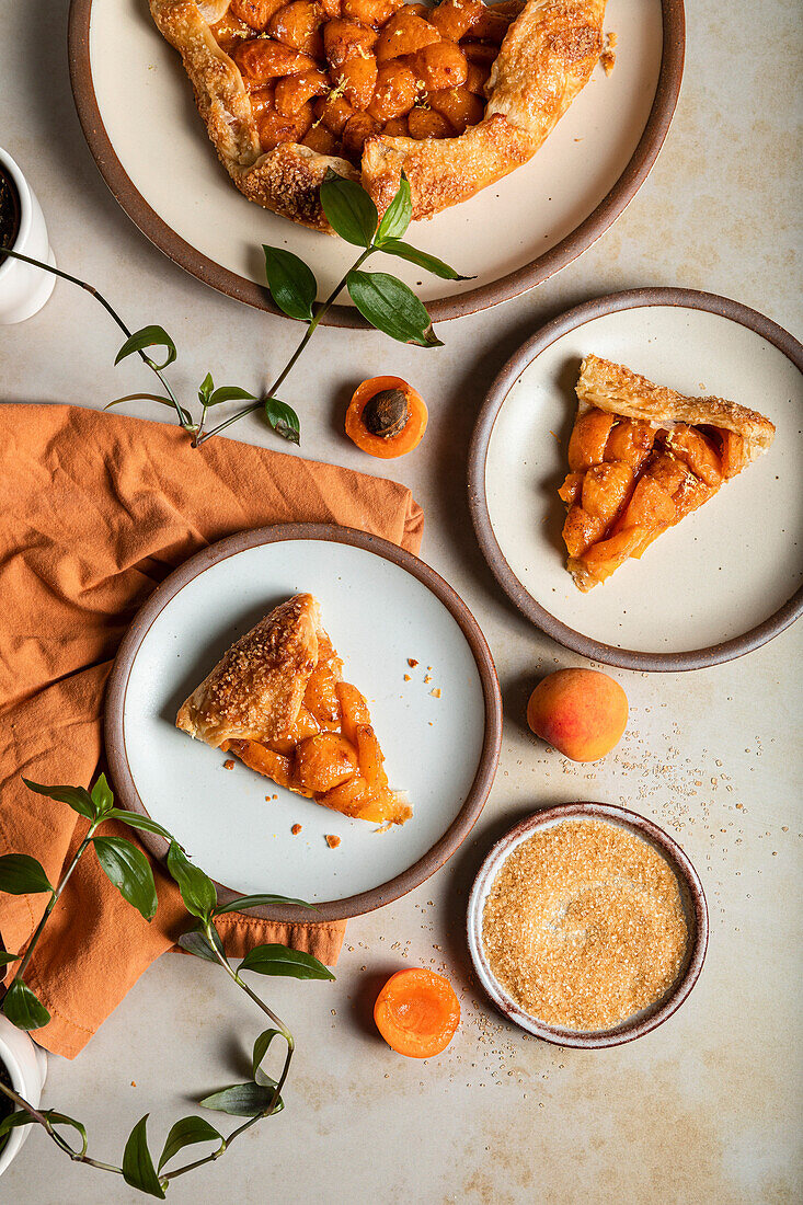 Ein französisches Aprikosen-Galette-Dessert