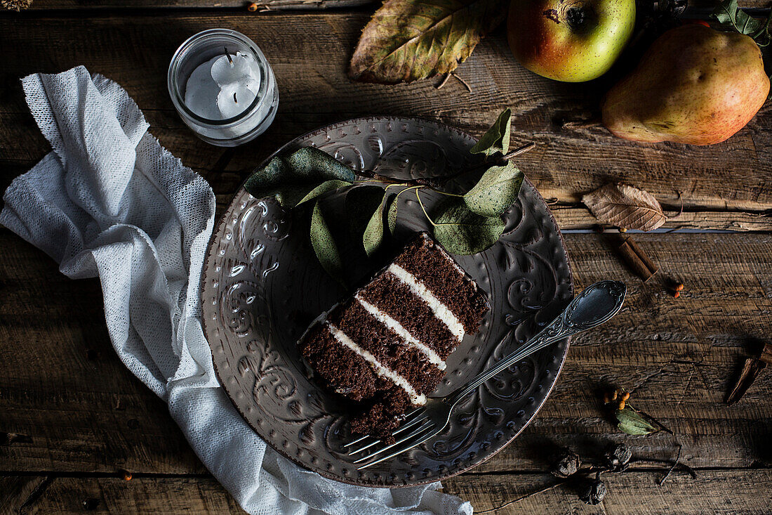 Kuchenstück mit Birne und Schokolade