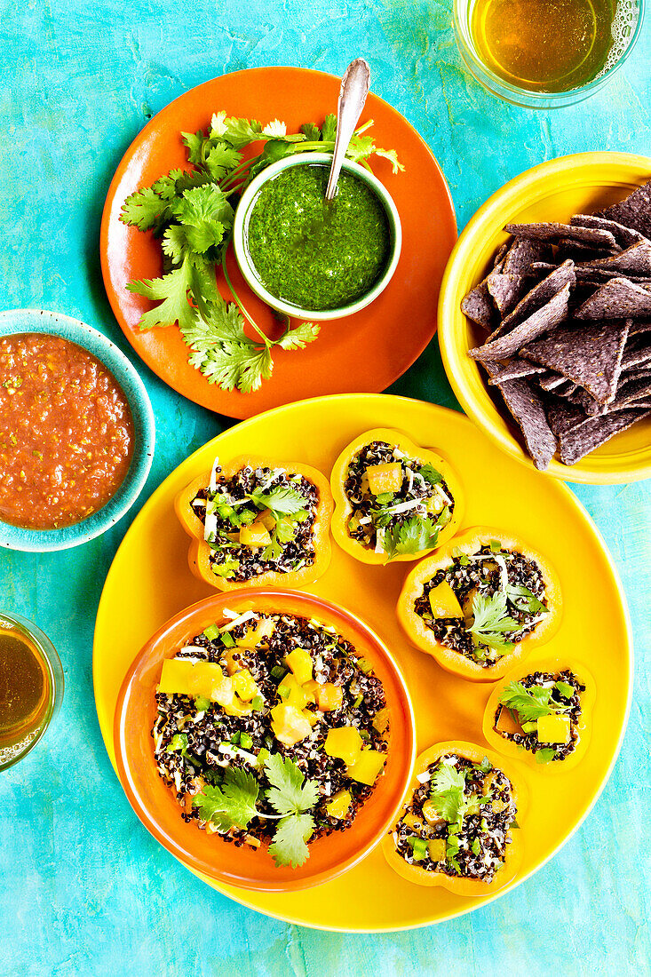 Gefüllte Mini-Paprikaschoten mit schwarzem Quinoa