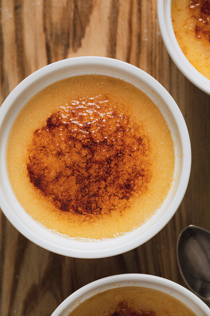 Crema Catalana Spanischer Custard auf einer hölzernen Küchenplatte