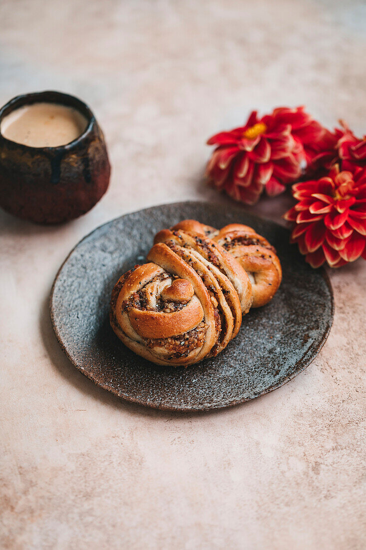 Kardamom-Brötchen auf einem Dessertteller aus Keramik