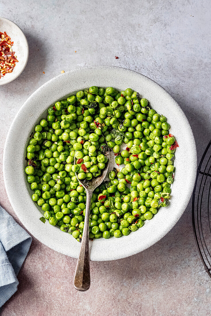 Macho peas as a side dish in a serving bowl