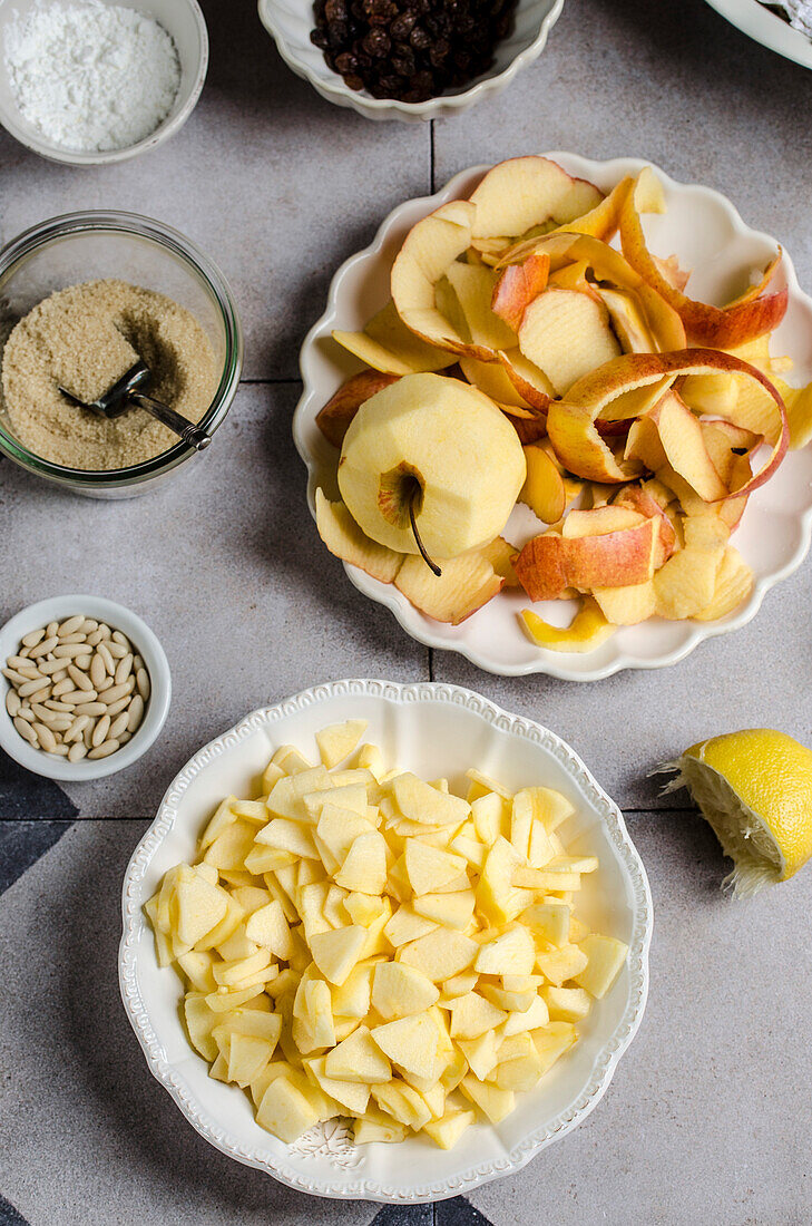 Ingredients and preparation of an apple strudel