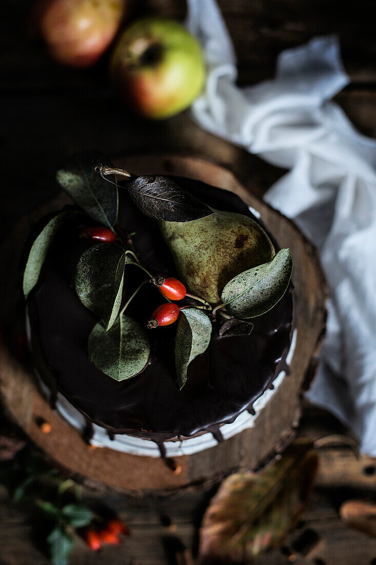 Birnen- und Schokoladenkuchen in einer rustikalen Küche