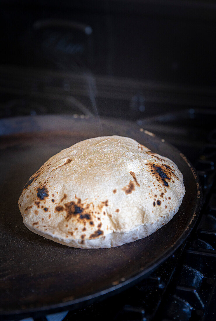 Phulka Roti in der Pfanne zubereitet