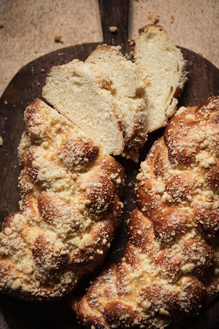 Frisches hausgemachtes Challah-Brot in einer Küche