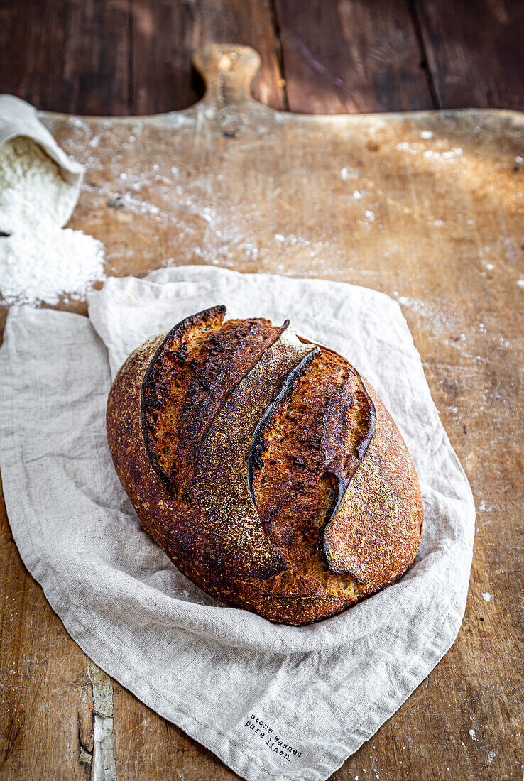 Ein Laib Sauerteigbrot