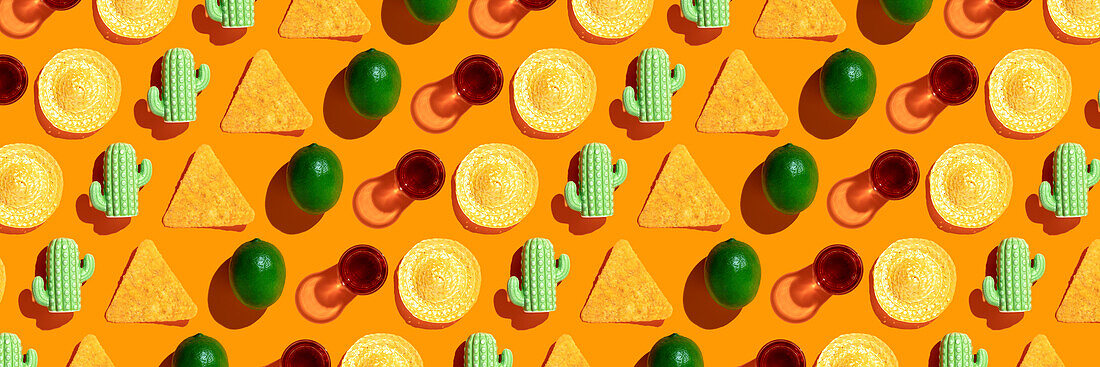 Mexikanisches Muster auf orangem Hintergrund. Konzept für mexikanisches Essen. Restaurant-Menü, Fiesta, Feier. Limette, Sombrero, Tequila, Kaktus, Nachos Flachbildansicht von oben