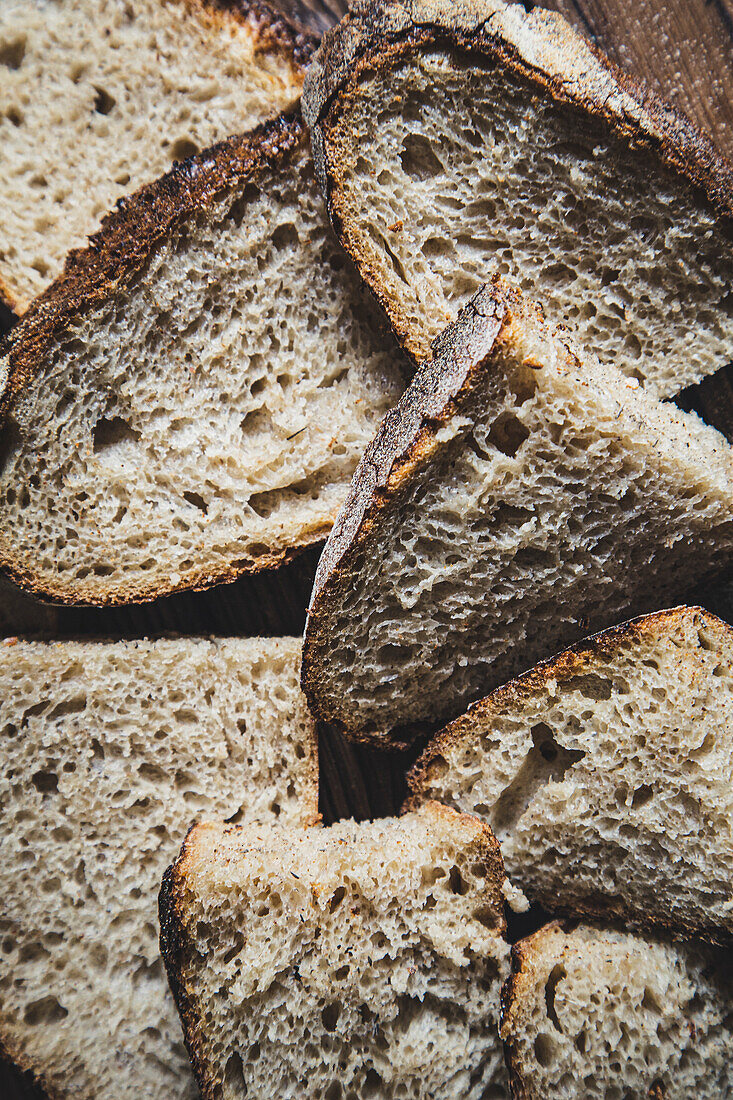 Scheiben von hausgemachtem Sauerteigbrot