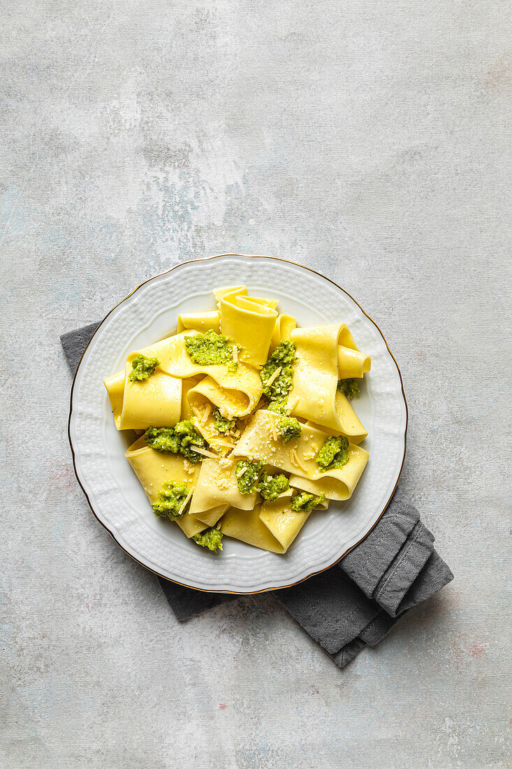 Teller mit Appardelle mit Pesto auf dem Tisch