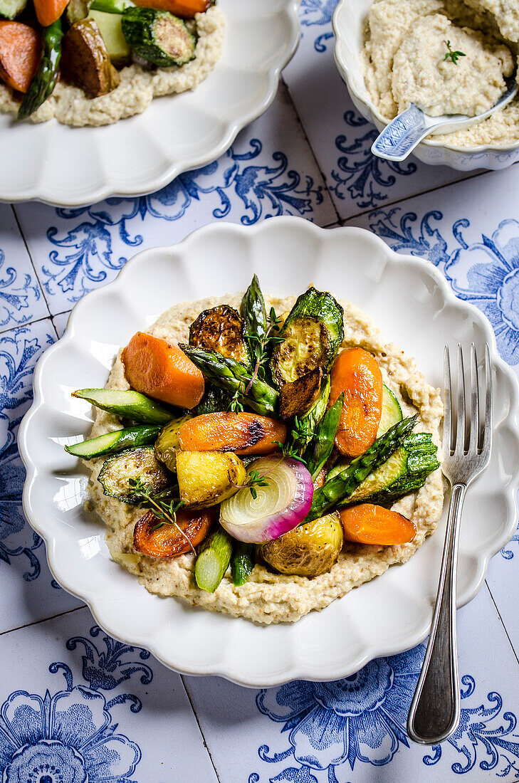 Brot-Hummus mit geröstetem Gemüse