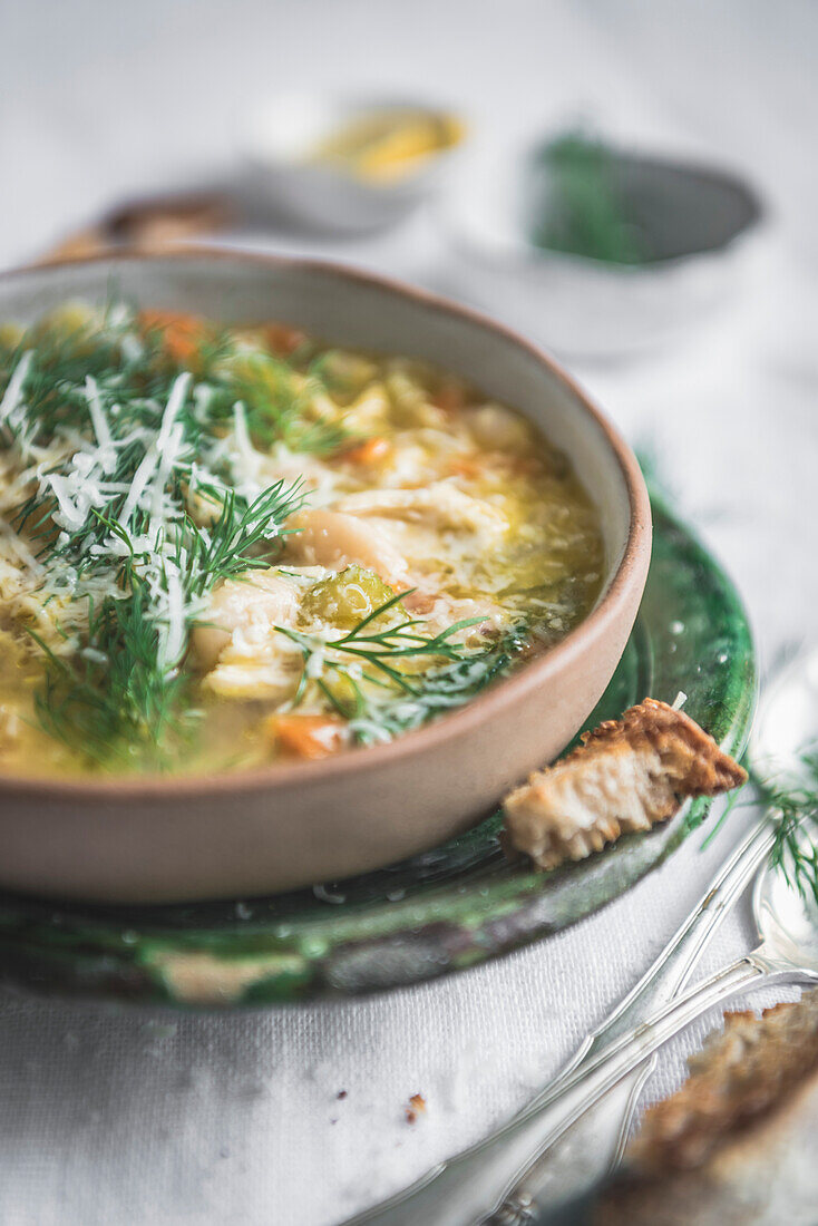 Weiße Bohnen und Hühnersuppe, serviert in einer Schüssel