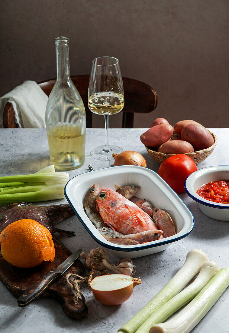 Zutaten für französische Suppe Bouillabaisse mit Teufelsfisch, Sebastes, mit Tomaten und Weißwein, Draufsicht