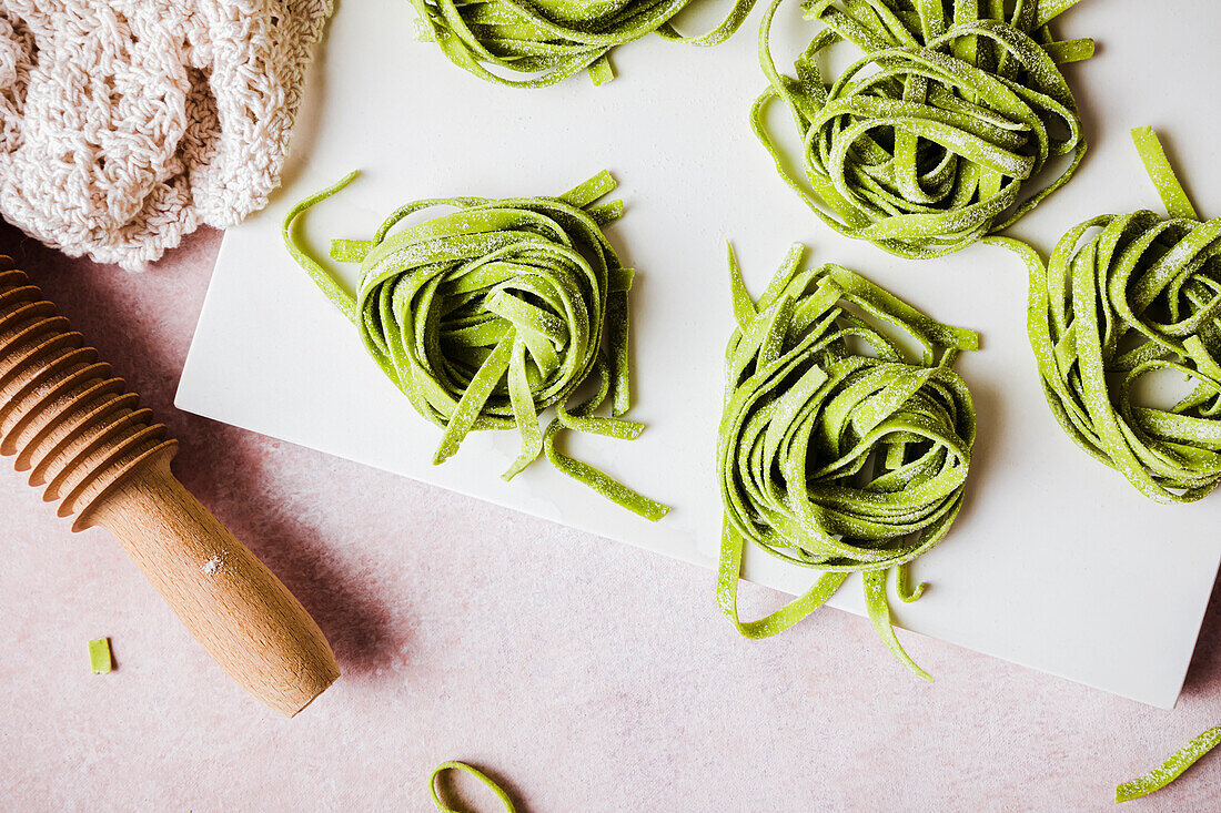 Frische hausgemachte grüne Spinat-Tagliatelle