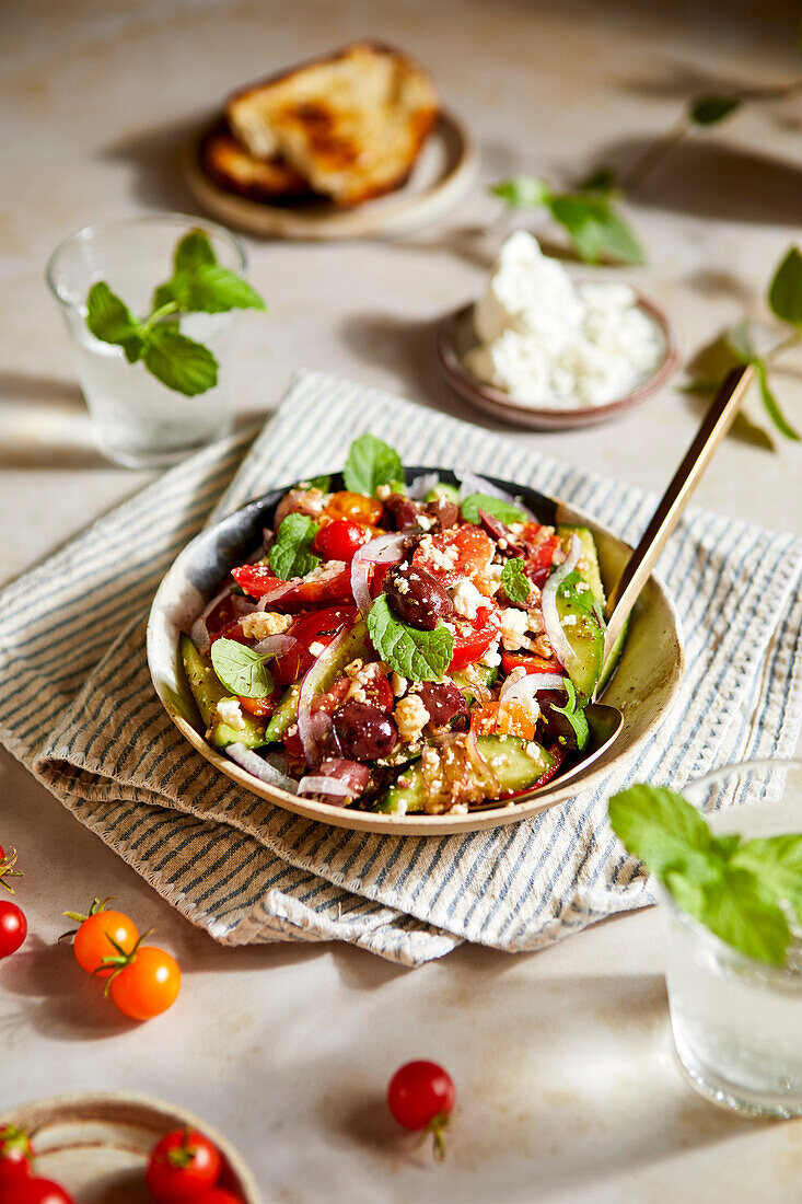Sommerlicher griechischer Salat im Sommerlicht