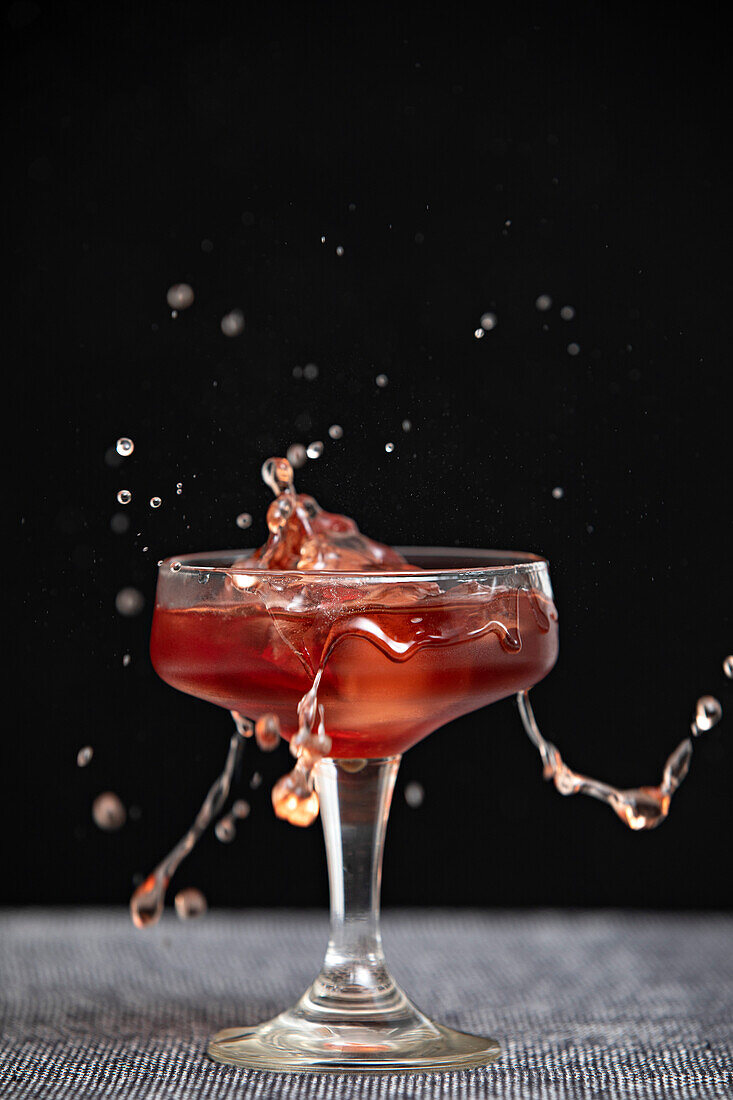 Ein Spritzer in einem Cocktailglas mit Leerzeichen