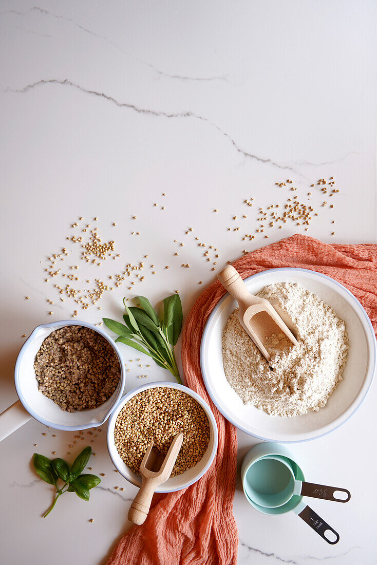 Buchweizengrütze und Mehl Zutaten Kochen und Backen Konzept mit negativen Kopie Raum