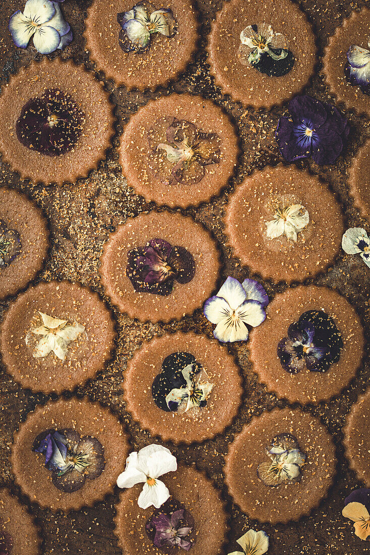 Blumenplätzchen mit essbaren Blumen verziert