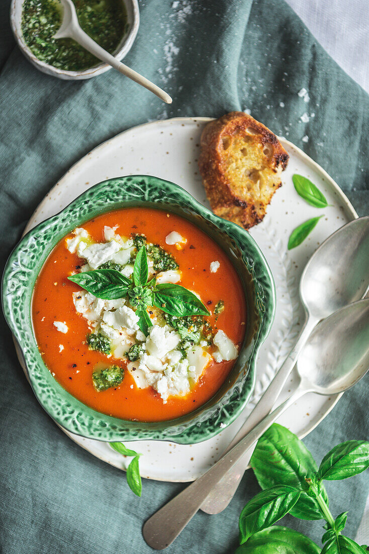 Gebratene Tomatensuppe mit Ziegenkäse in einer kohlförmigen Schale