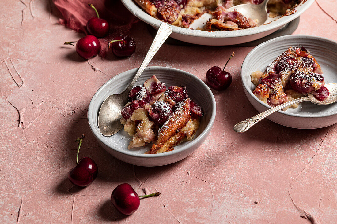 Kirschen-Clafoutis auf rosa Hintergrund