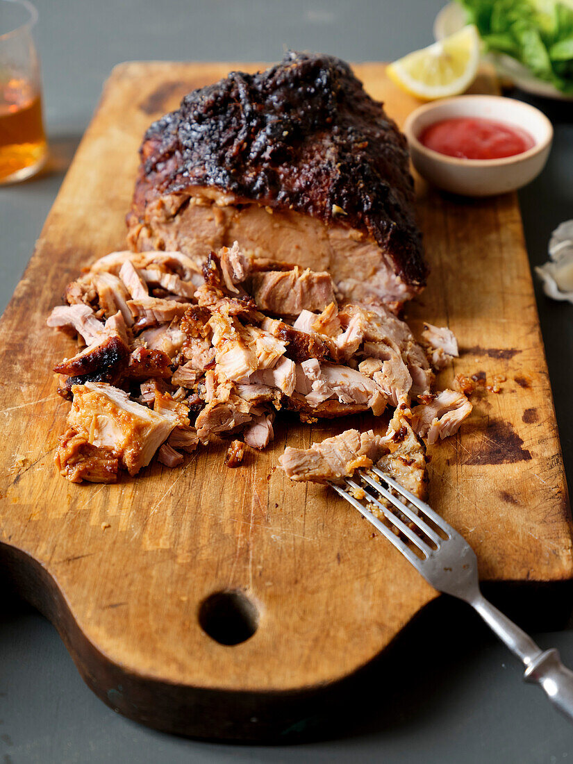 Abendessen mit Pulled Pork, Kartoffeln und Salat