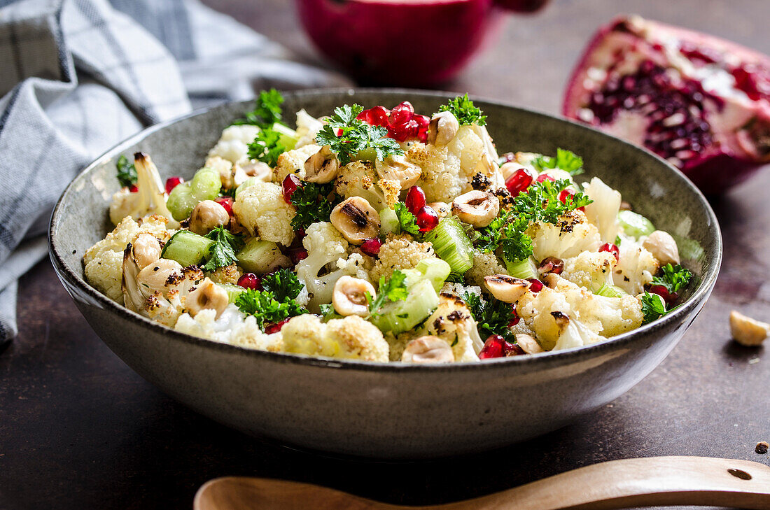 Blumenkohlsalat mit Granatapfel und Haselnüssen