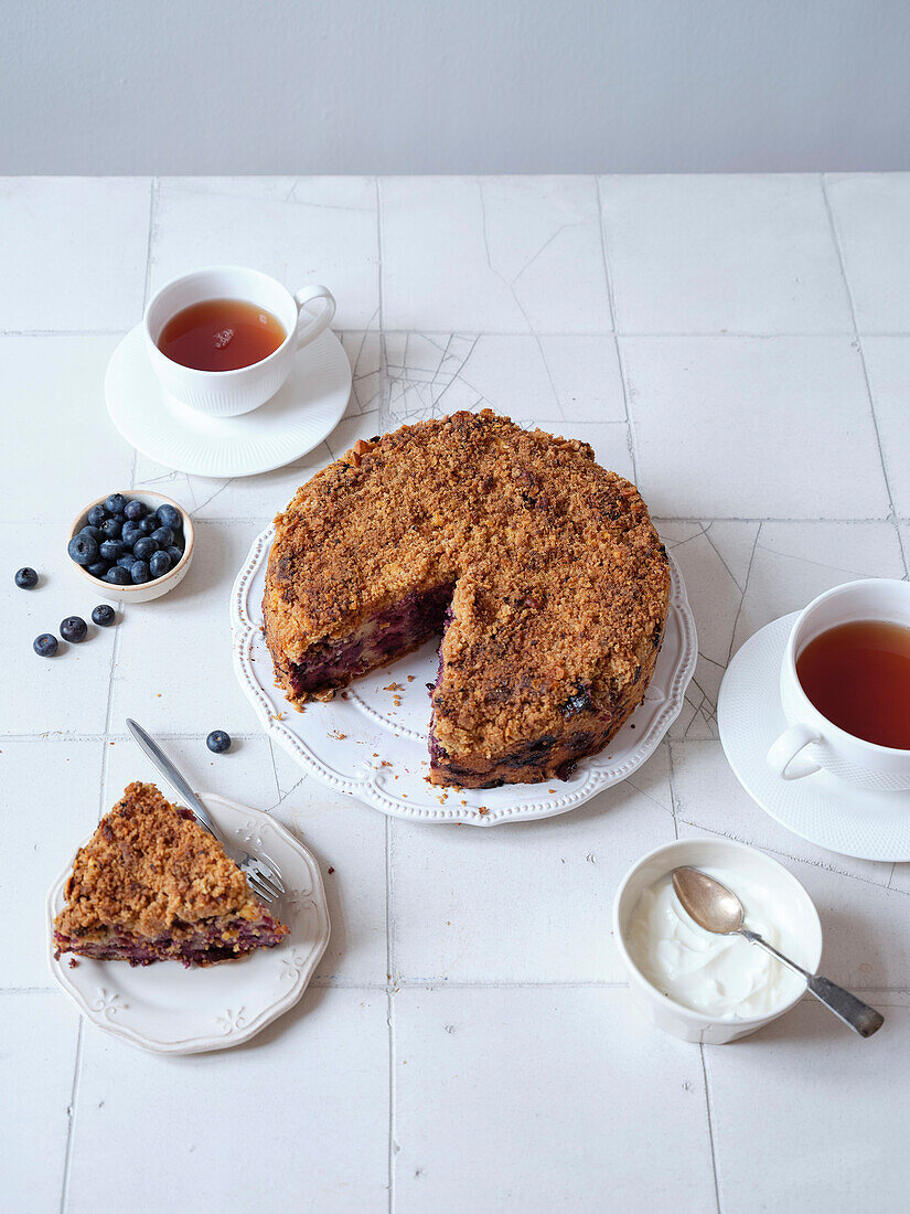 Flachbild einer Blaubeer-Torte mit Sahne