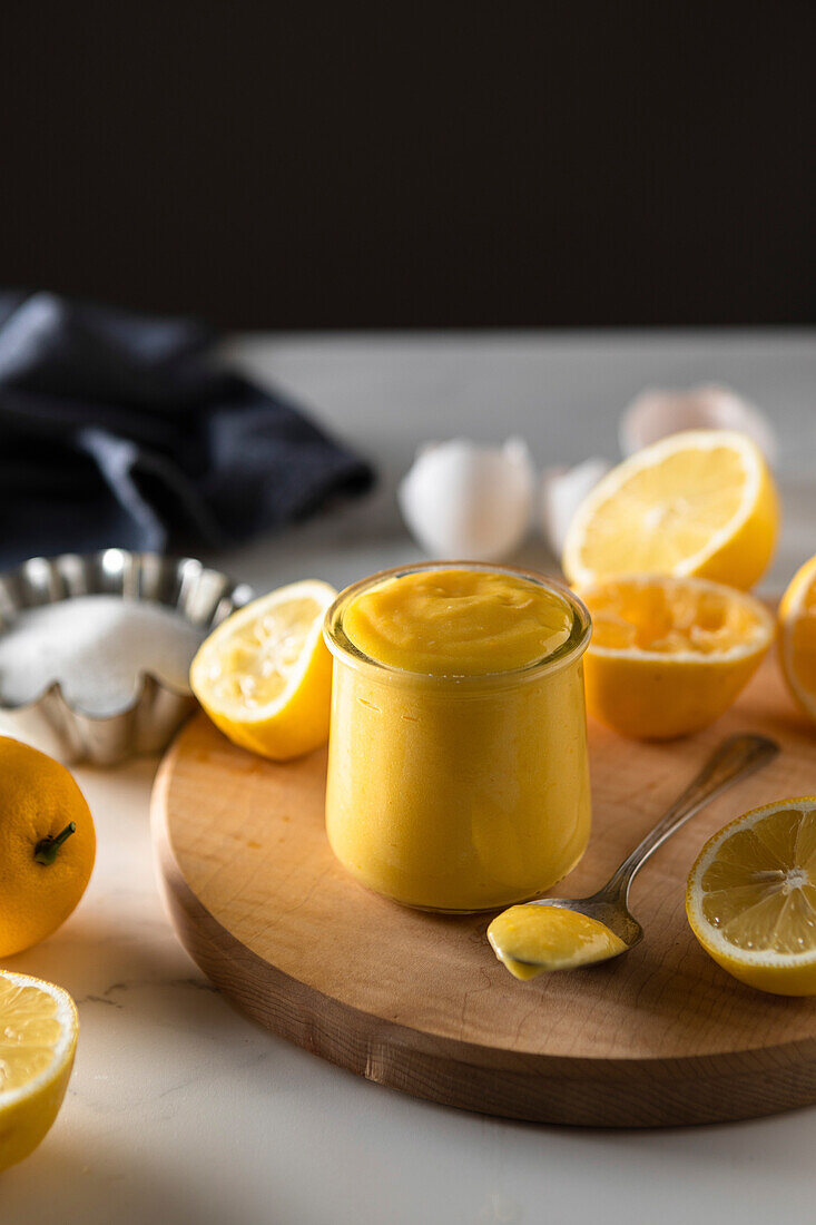 Hausgemachter Lemon Curd im Glas