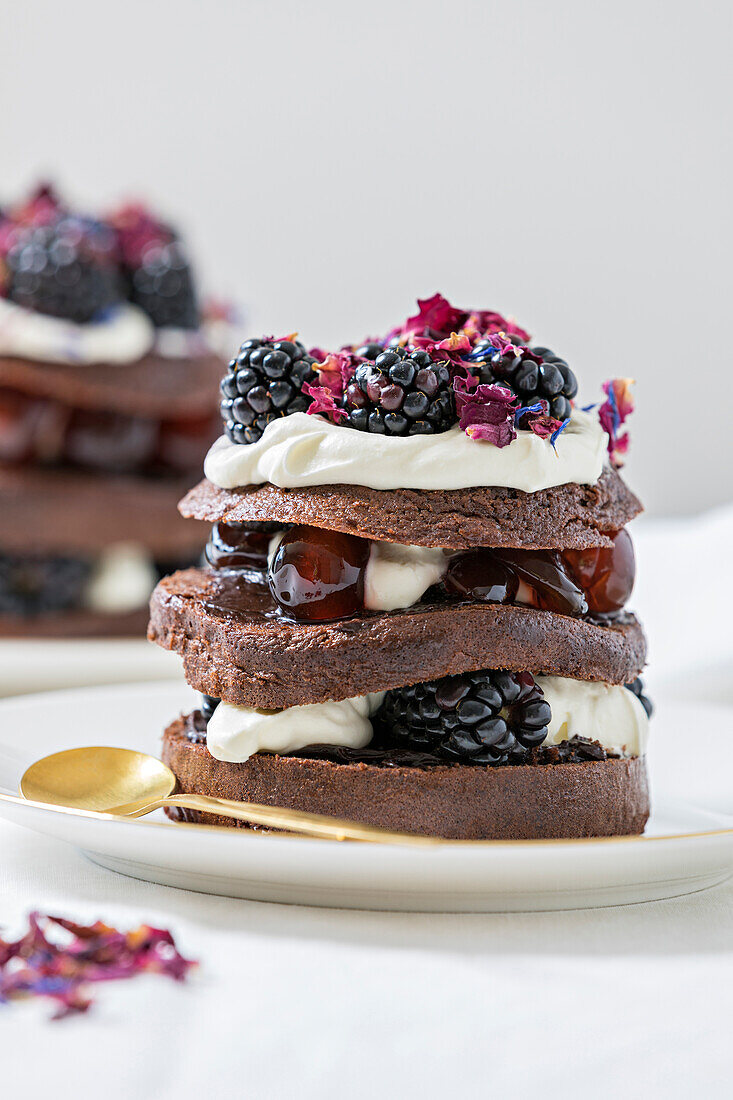 Schwarzwälder Kirschtorte mit Schichten von Schokoladenkuchen, Kirschen und Schlagsahne