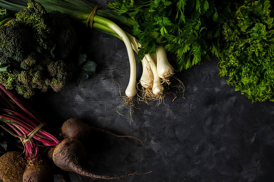 Gemüsesortiment auf schwarzem Hintergrund, Kopierraum