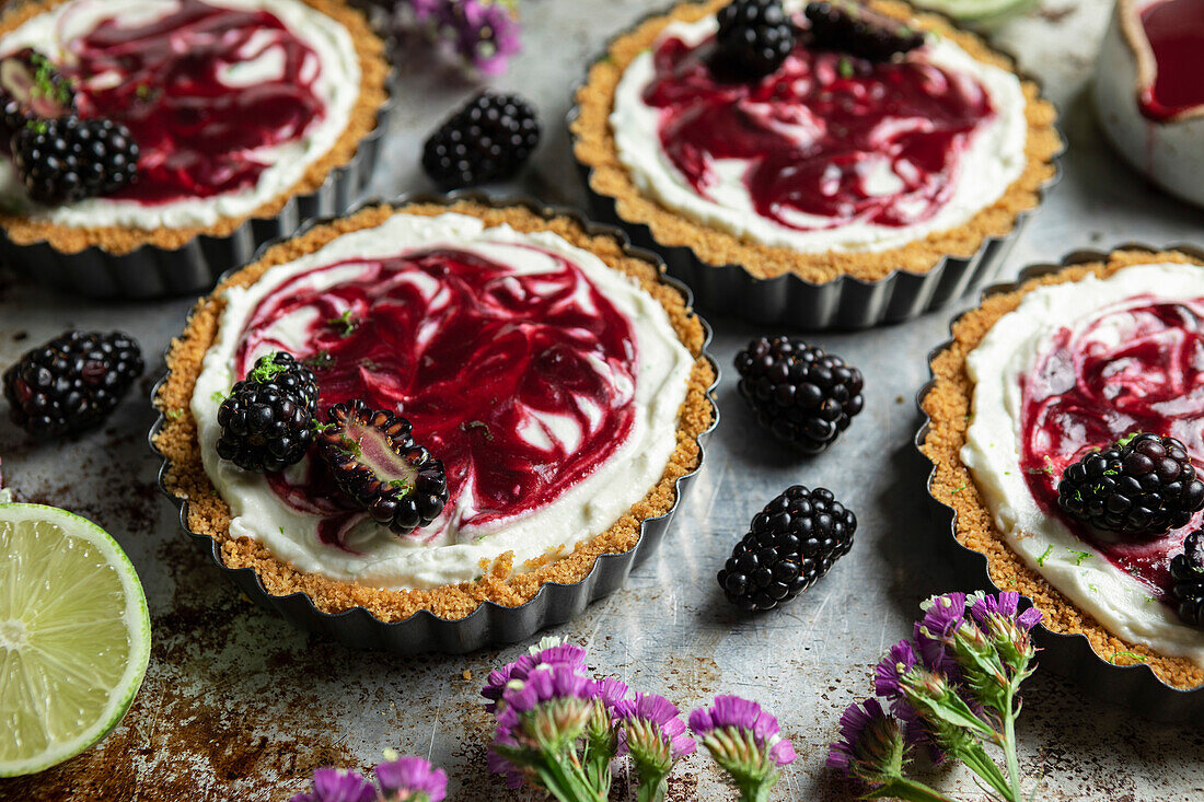 Mini cheesecake blackberry and lime tartlets