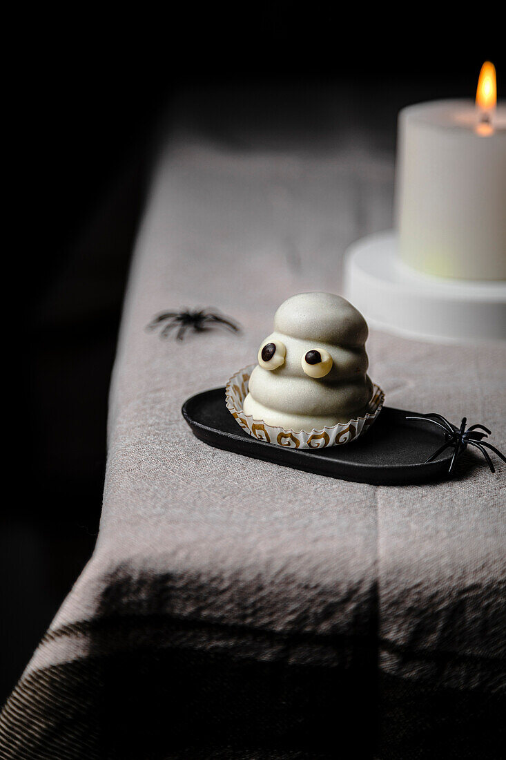 Ghost candy over the table for Halloween; made with biscuits, dulce de leche and white chocolate icing.