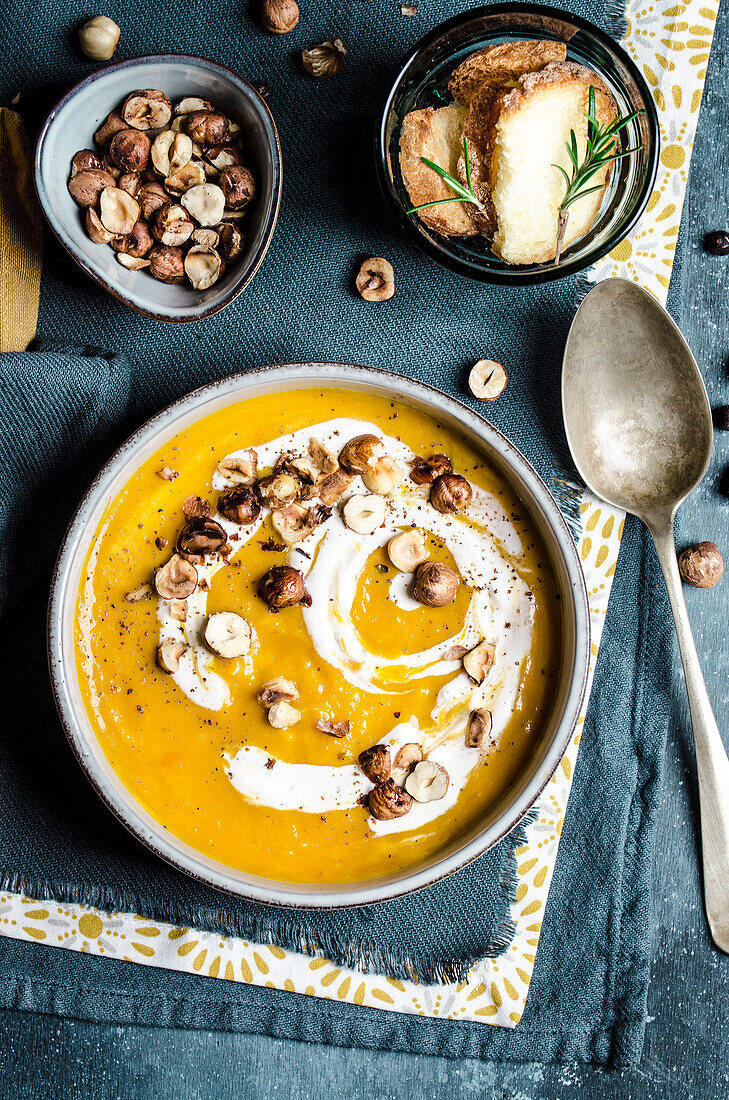 Kürbissuppe mit gerösteten Haselnüssen