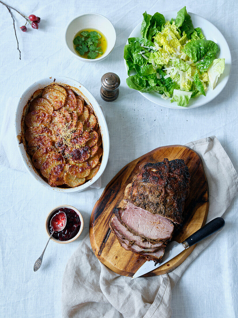 Abendessen mit langsam gebratenem Schweinefleisch, Kartoffeln und Salat