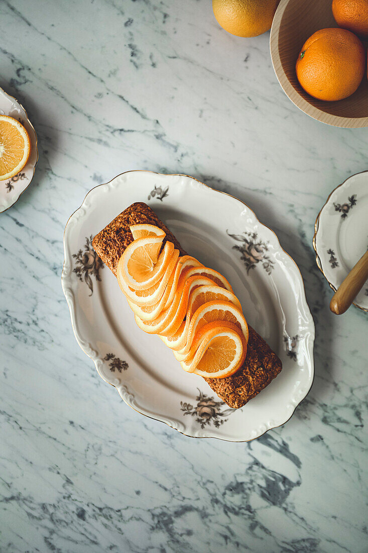 Hausgemachtes Orangenbrot auf einem Marmorküchentisch