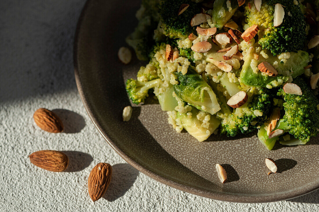 Der warme Salat aus Brokkoli, Rosenkohl und Avocado mit Mandeln