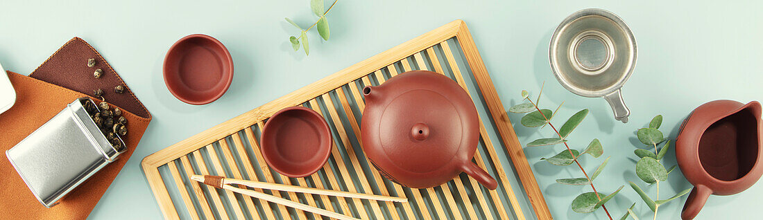 Wunderschönes Set für traditionelle Teezeremonie auf hellblauem Hintergrund flat lay