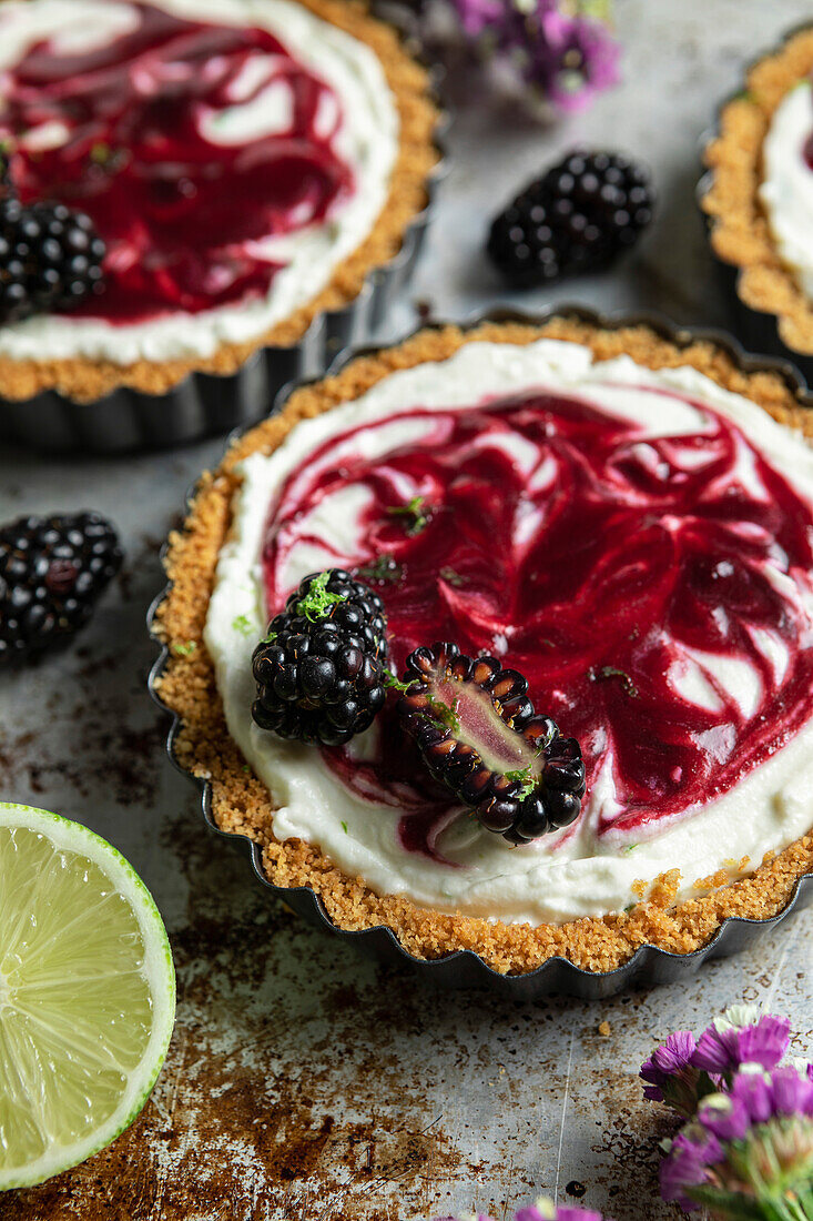 Mini cheesecake blackberry and lime tartlets