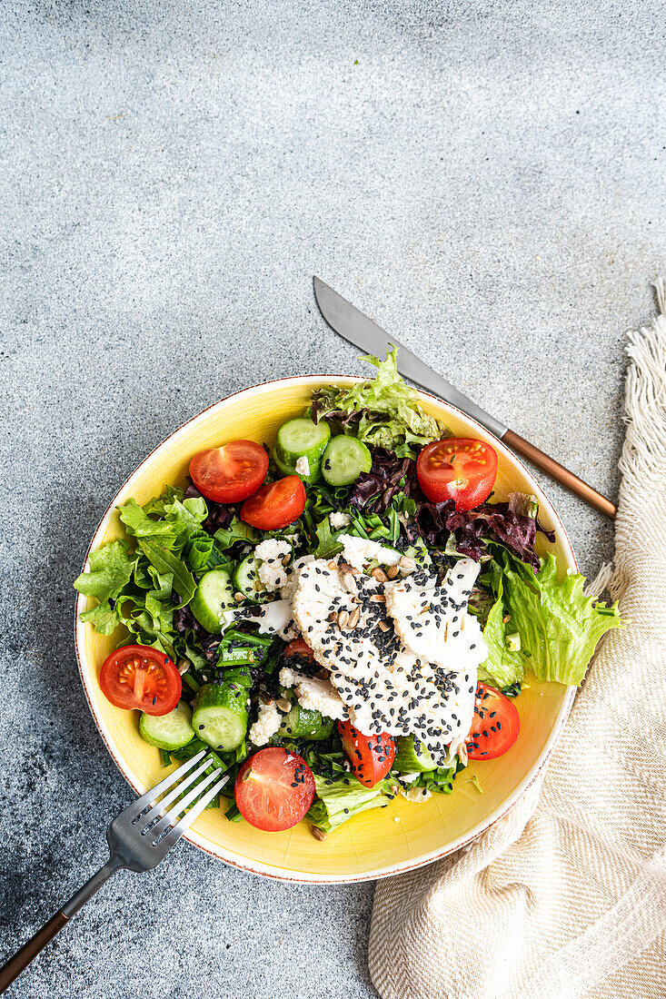 Gesundes Essenskonzept mit Rohkostsalat mit Sesam in der Schüssel