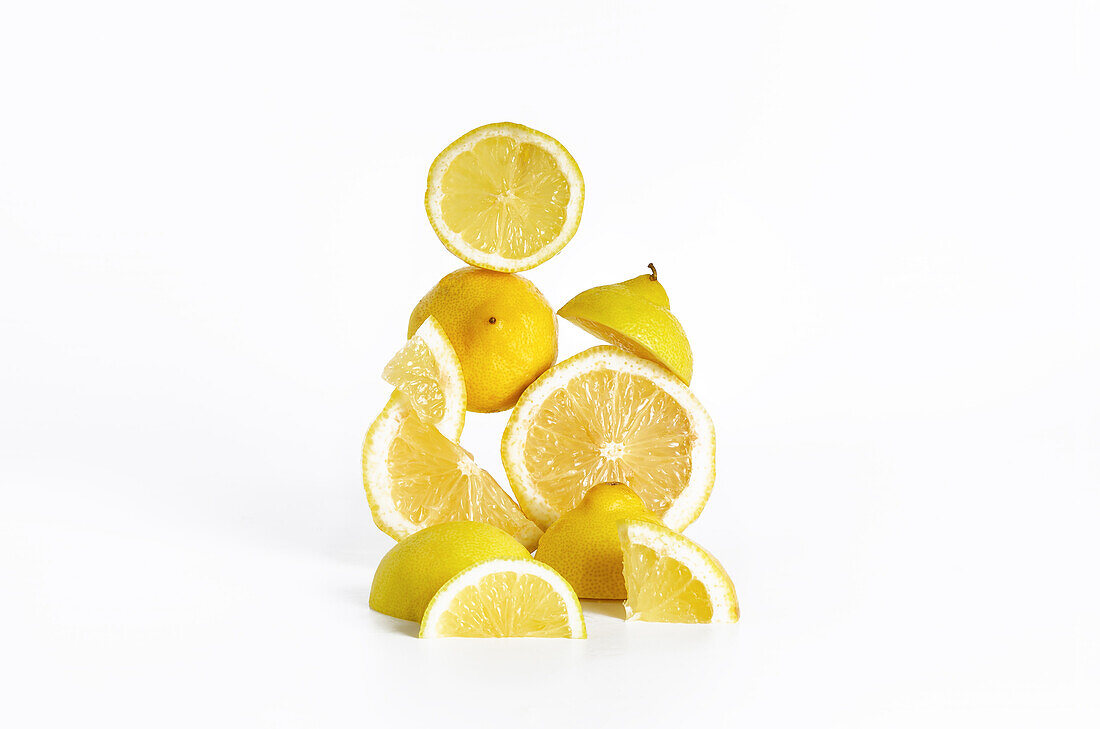 Frische, saftige, in Scheiben geschnittene Zitronen vor einem weißen Hintergrund